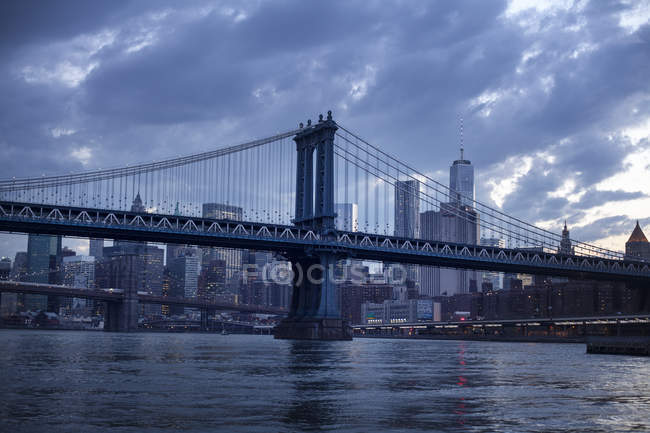 Downtown skyline of New York City with Manhattan Bridge — Stock Photo