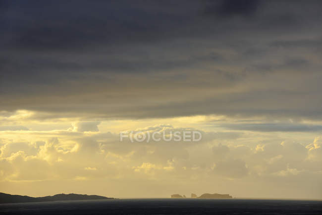 Vue panoramique sur le paysage marin au coucher du soleil, beauté dans la nature — Photo de stock