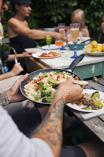 Man holding frying pan with food, selective focus — Stock Photo