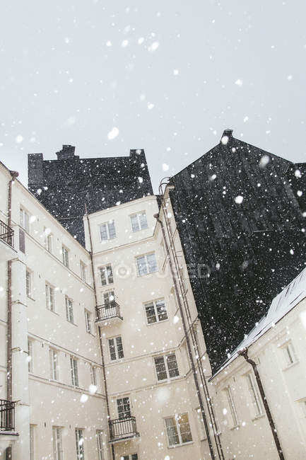Сніжинки проти житлового будівництва, північна Європа — стокове фото