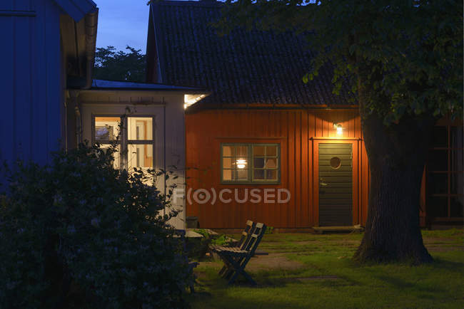 Beleuchtete Häuser in der Abenddämmerung, Nordeuropa — Stockfoto