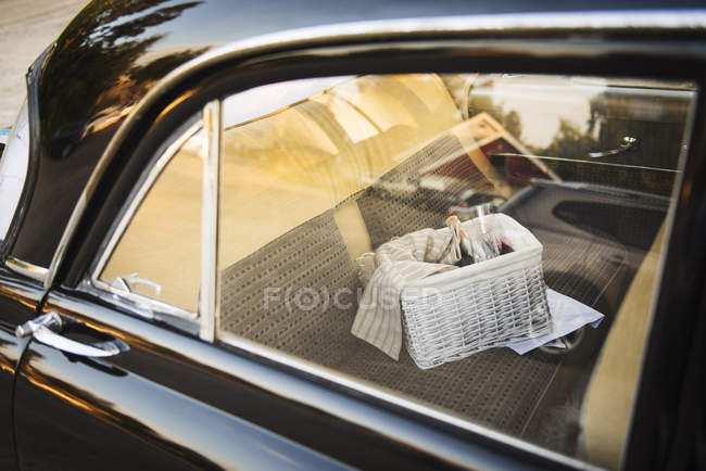 Корзина для пикника на заднем сидении автомобиля — стоковое фото