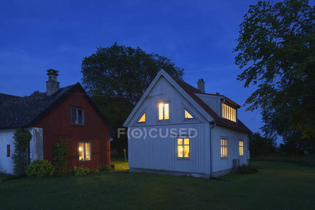 Maisons éclairées au crépuscule, Europe du Nord — Photo de stock