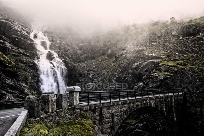Puente en Trollstigen junto a la cascada, norte de Europa - foto de stock
