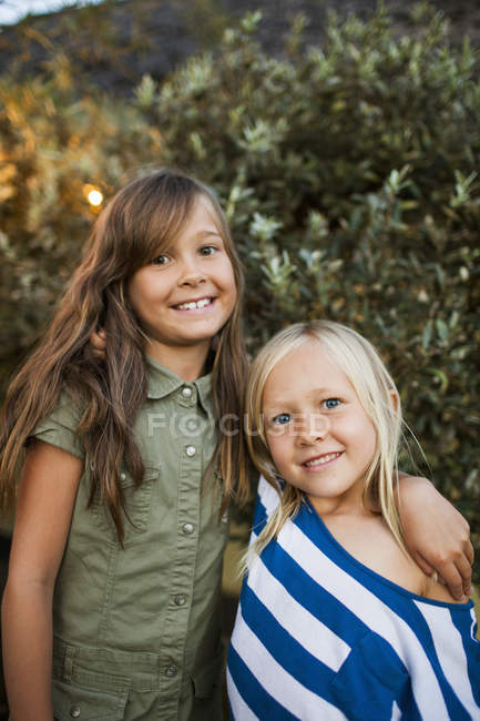 Retrato de duas meninas sorridentes ao entardecer, foco em primeiro plano — Fotografia de Stock