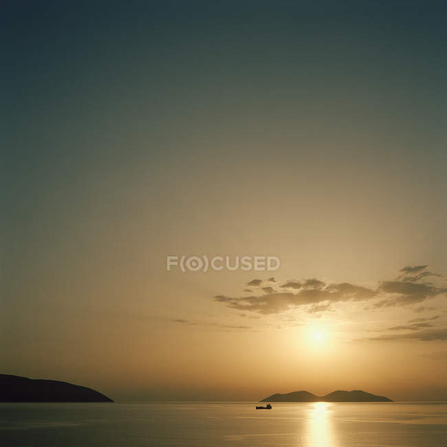 Silhouette della nave da trasporto al tramonto, repubblica di albania — Foto stock
