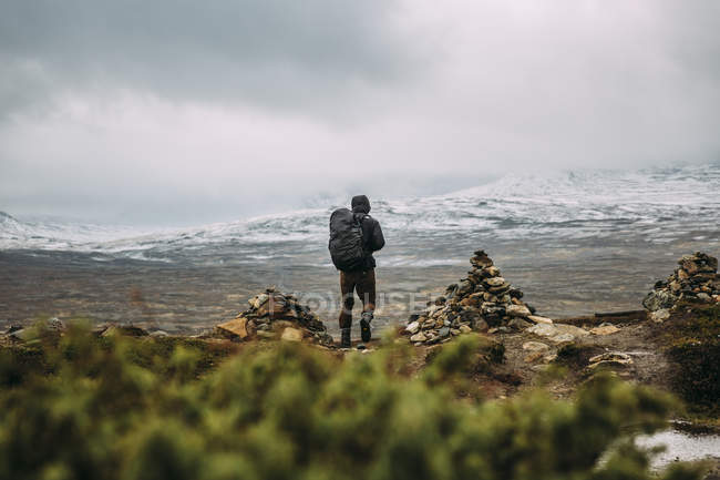 Mann wandert in den Bergen, selektiver Fokus — Stockfoto
