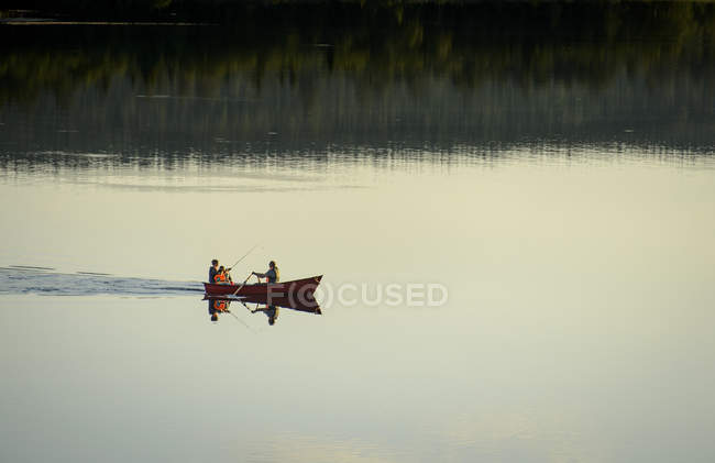 Barco de pesca en el lago, enfoque selectivo - foto de stock
