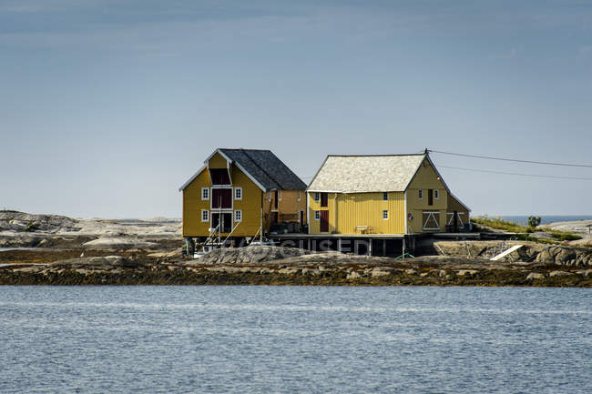 Maisons jaunes au bord de la rivière, Europe du Nord — Photo de stock