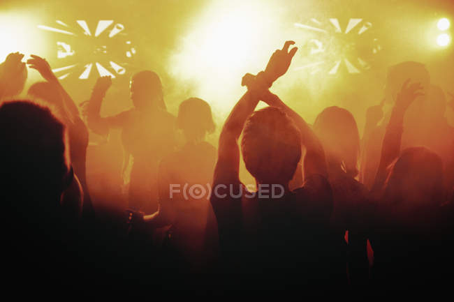 Силуэты людей, танцующих на концерте, избирательный фокус — стоковое фото