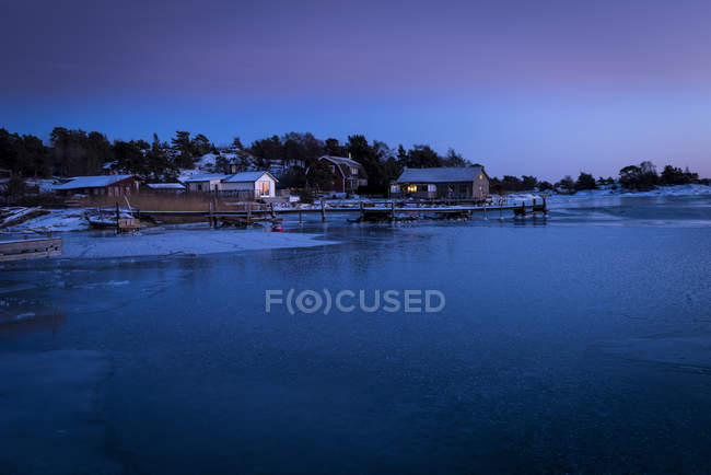 Scène hivernale avec maisons au bord de la mer, archipel de Stockholm — Photo de stock