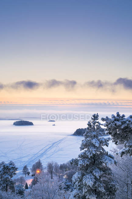 Paysage avec lac gelé au crépuscule — Photo de stock