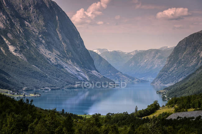 Scenic view of lake in mountains at sunrise — Stock Photo