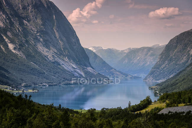 Vue panoramique du lac dans les montagnes au lever du soleil — Photo de stock