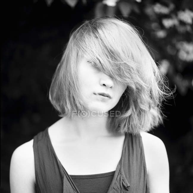 Porträt einer jungen Frau mit zerzausten Haaren — Stockfoto