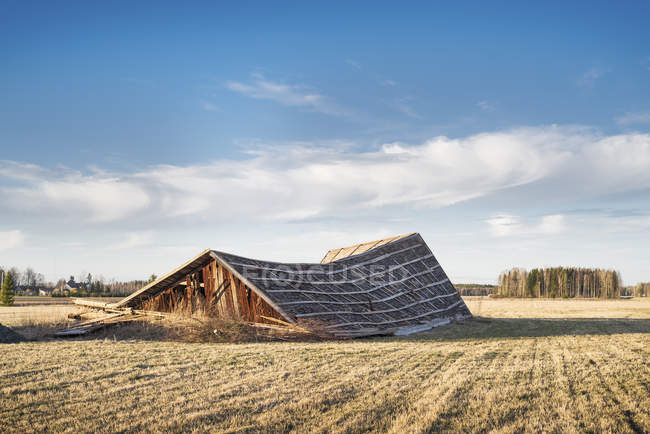 Celeiro abandonado em campo à luz do sol, cena rural — Fotografia de Stock