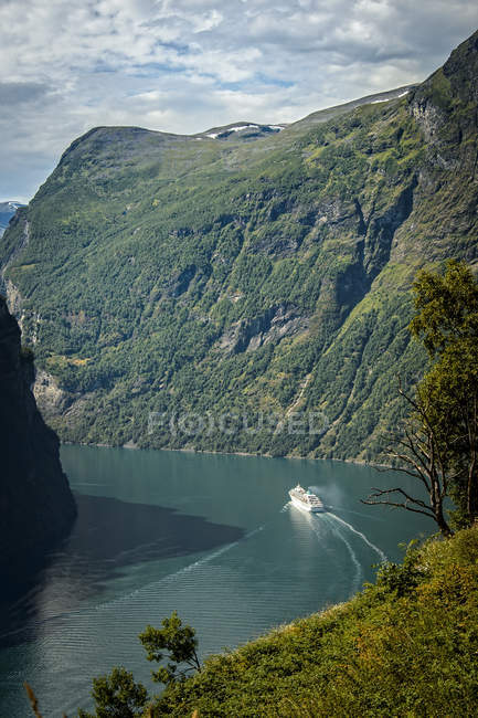 Корабель плавання по горах в Гейрангерфьорд, Скандинавії — стокове фото