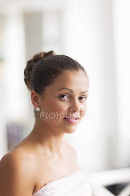 Retrato de jóvenes sonrisas de novia en la cámara - foto de stock