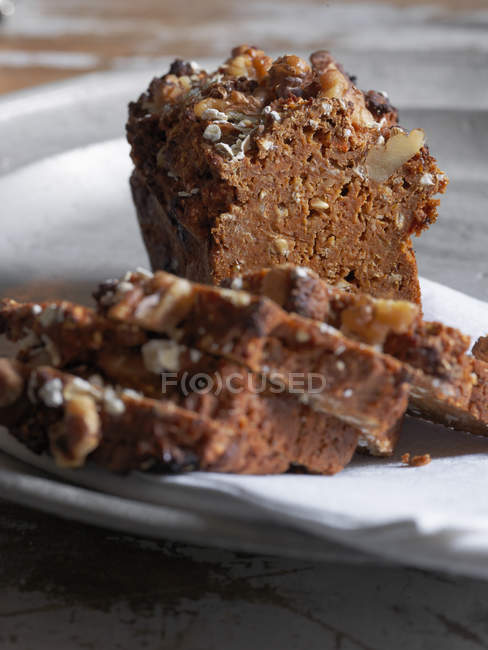 Крупним планом коричневий хліб на тарілці, диференціальний фокус — стокове фото