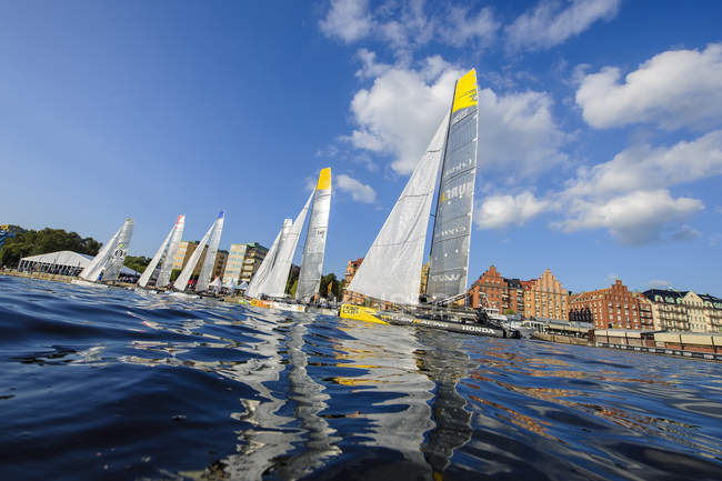 Segelboote auf dem See mit der Altstadt im Hintergrund — Stockfoto