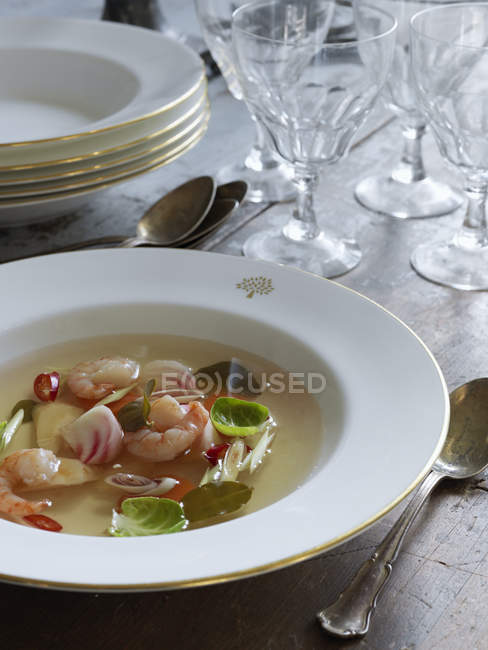 Sopa de camarones en tazón blanco, enfoque selectivo - foto de stock