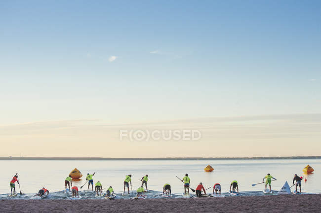Paddlers by shore durante la gara, focus selettivo — Foto stock