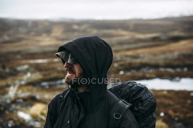 Portrait de sac à dos en veste à capuche, mise au point sélective — Photo de stock
