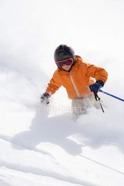 Adolescente en ropa protectora esquiando - foto de stock