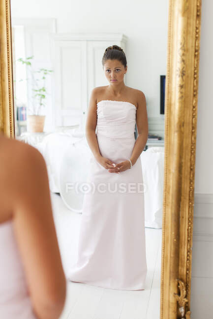 Riflessione della giovane sposa nello specchio — Foto stock