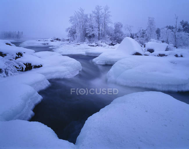 Сніг і крижин на річці турне — стокове фото