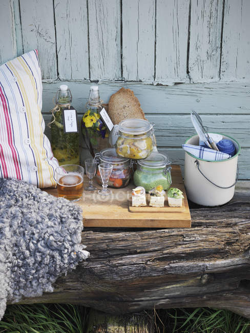 Comida de picnic con arenques tradicionales en escabeche suecos - foto de stock