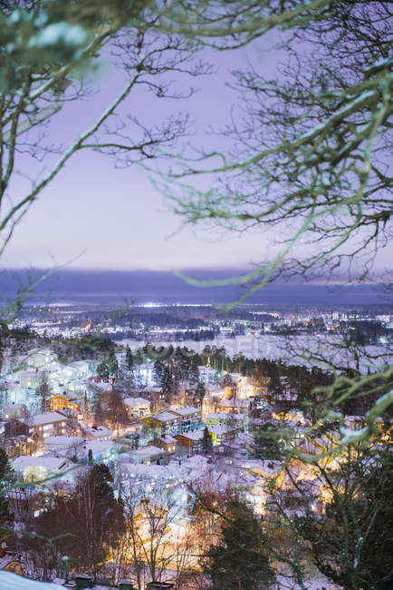 Vista de alto ângulo da cidade iluminada ao entardecer, norte da Europa — Fotografia de Stock
