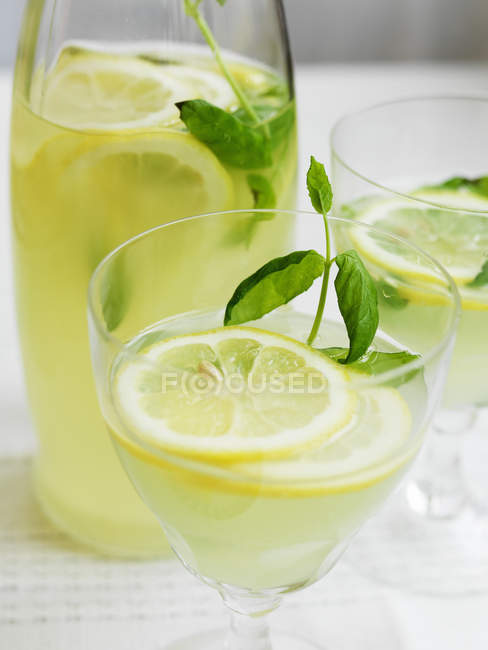 Limonada con hojas de albahaca, enfoque diferencial - foto de stock