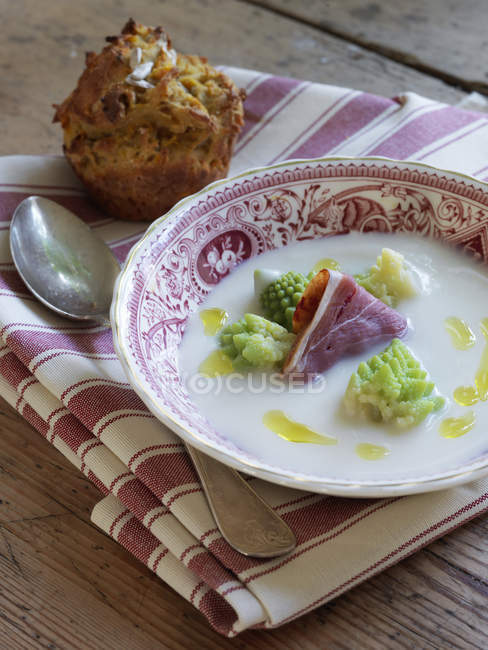 Soupe de chou-fleur au jambon, mise au premier plan — Photo de stock