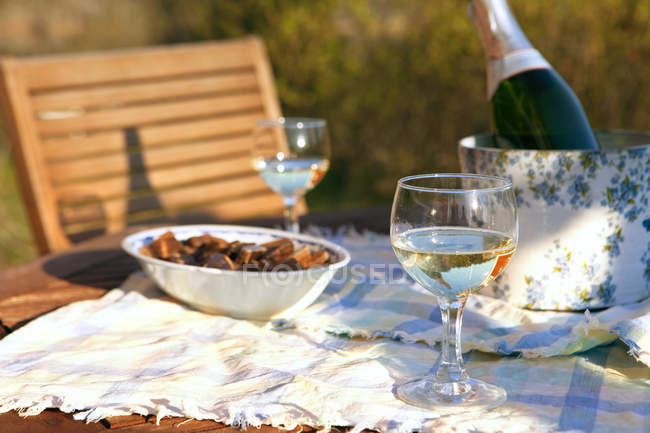 Vista frontal de champanhe na mesa ao ar livre — Fotografia de Stock