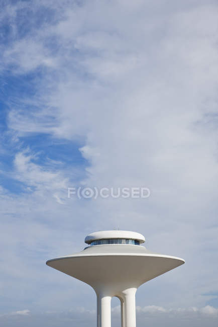 Часть водонапорной башни Мальмо с голубым облачным небом — стоковое фото