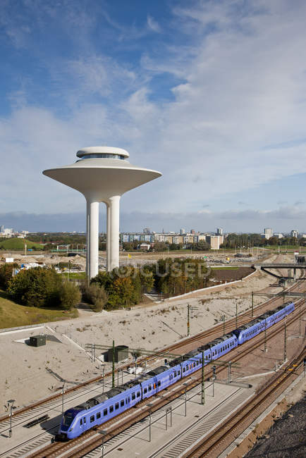 Vista de la moderna torre de agua y tren en movimiento, Malmo - foto de stock