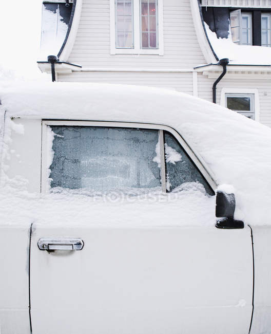 Voiture rétro blanche recouverte de neige — Photo de stock