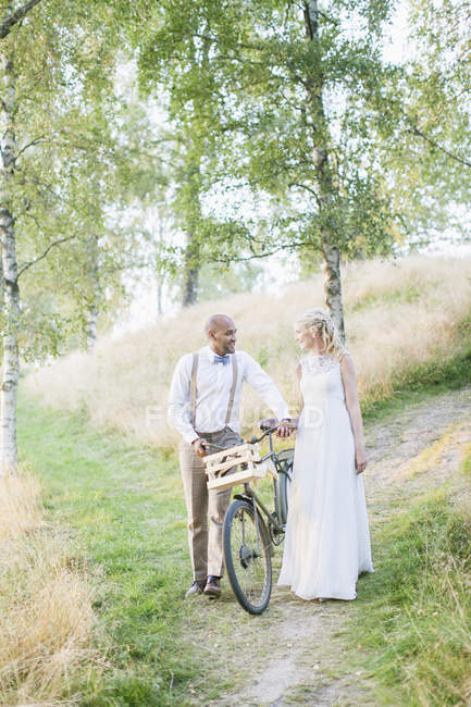 Vista panoramica di sposo e sposa a foresta — Foto stock