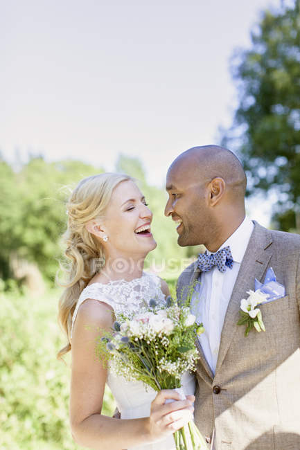 Sorrindo casal recém-casado, foco em primeiro plano — Fotografia de Stock
