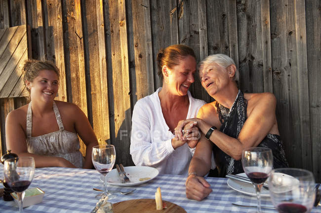Бабуся, мати і дочка сидять за столом, вибірковий фокус — стокове фото