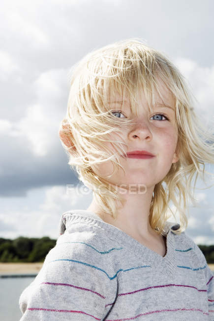 Portrait de fille blonde, mise au point sélective — Photo de stock