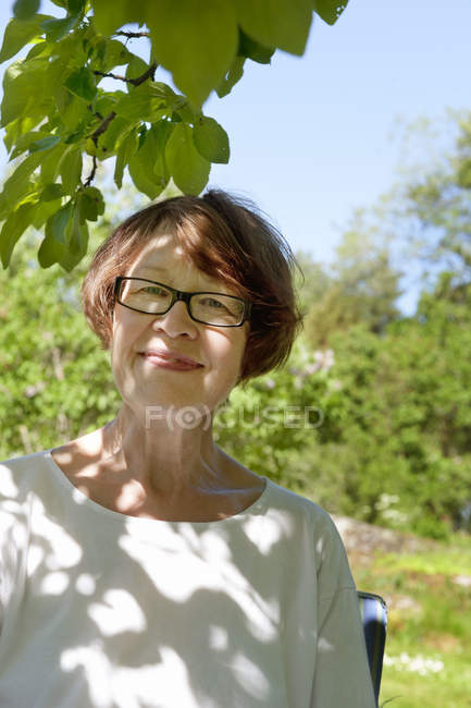 Retrato de una mujer mayor mirando a la cámara - foto de stock