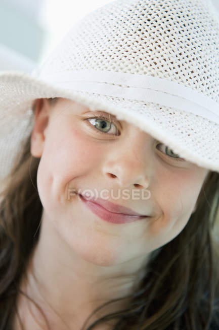 Retrato de menina usando chapéu de sol, foco em primeiro plano — Fotografia de Stock