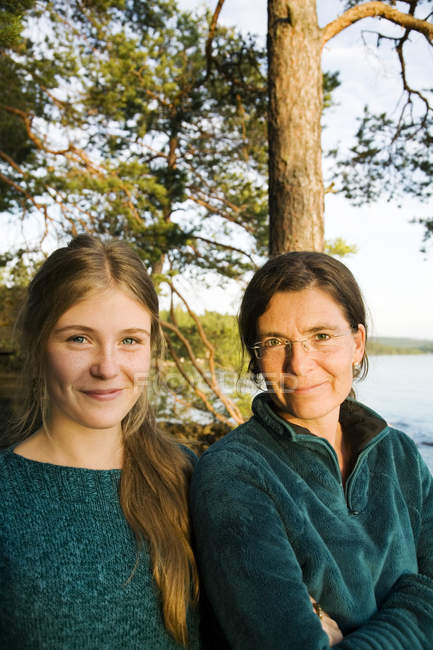 Portrait of mother and daughter on lake — Stock Photo