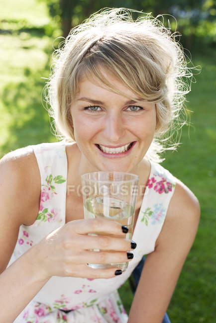 Молода жінка насолоджується холодним напоєм — стокове фото