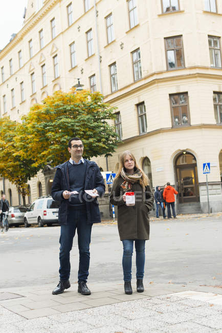 Благодійні волонтери на вулиці, фокус на передньому плані — стокове фото