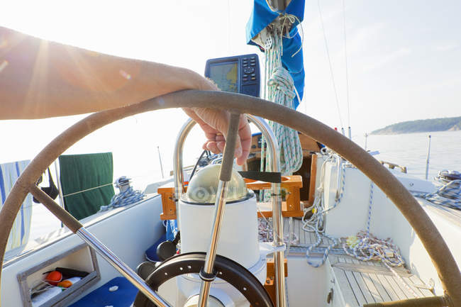 Main mâle sur la barre de la roue des navires — Photo de stock
