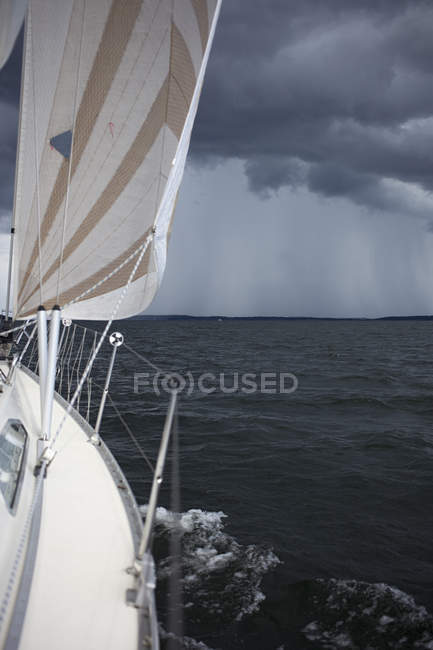 Blick auf Segelboot unter Sturmwolke im Meer — Stockfoto