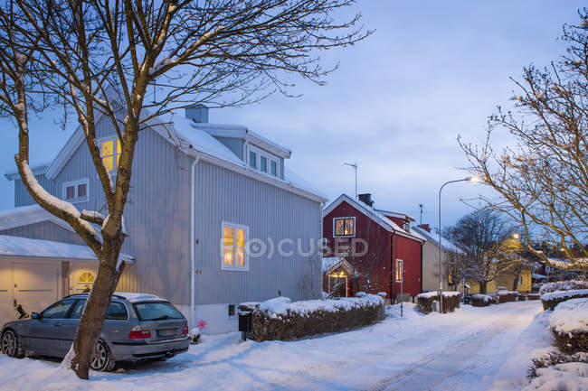 Carro estacionado por casa no bairro residencial no inverno — Fotografia de Stock